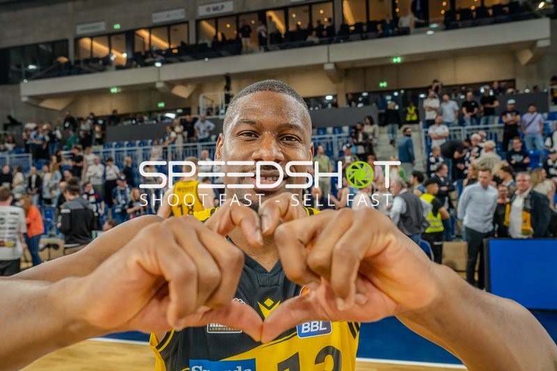 Yorman Polas Bartolo (13; MHP Riesen Ludwigsburg) zeigt Herzzeichen