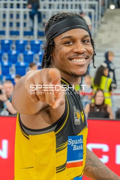 Stefan Smith (3; MHP Riesen Ludwigsburg) zeigt in die Kamera