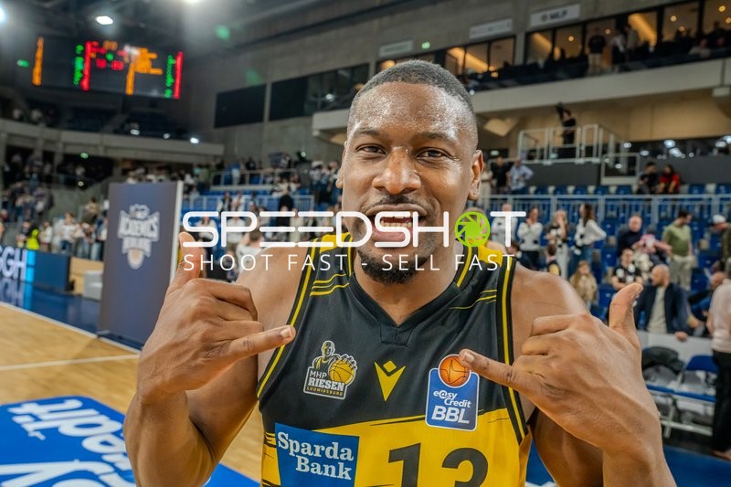 Jubel von Yorman Polas Bartolo (13; MHP Riesen Ludwigsburg)