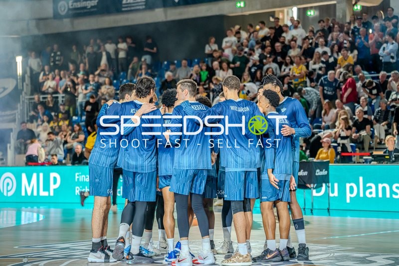 Team von Ryan Mikesell (33; MLP Academics Heidelberg) im Kreis