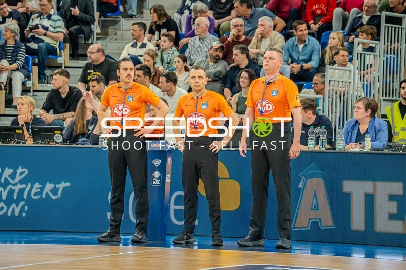 Drei Schiedsrichter am Spielfeldrand