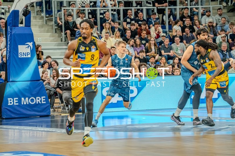 Schneller Angriff mit Marcel Keßen (15; MLP Academics Heidelberg) und Niklas Würzner (2; MLP Academics Heidelberg) gegen Traveon Buchanan (2; MHP Riesen Ludwigsburg)