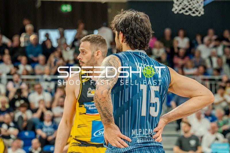 Spieler Marcel Keßen (15; MLP Academics Heidelberg) und Jonas Wohlfarth-Bottermann (18; MHP Riesen Ludwigsburg) auf dem Spielfeld