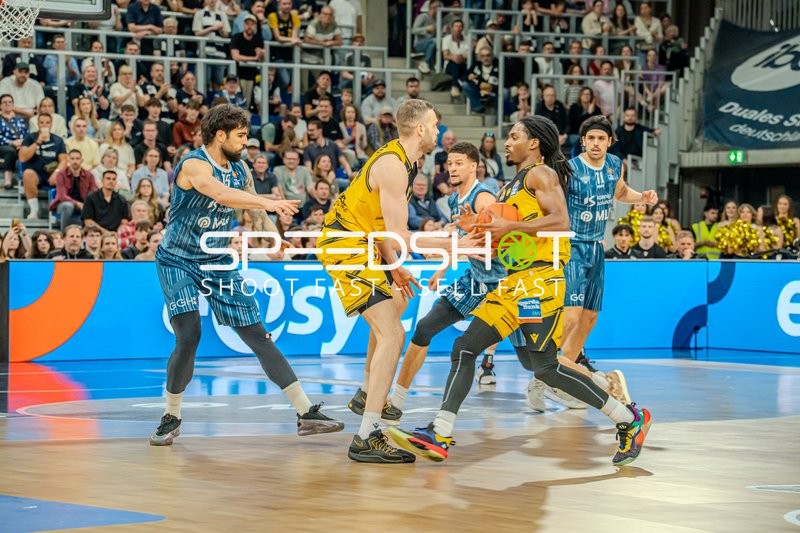 Zweikampf mit Erol Ersek (11; MLP Academics Heidelberg) und Booker Coplin (9; MHP Riesen Ludwigsburg)