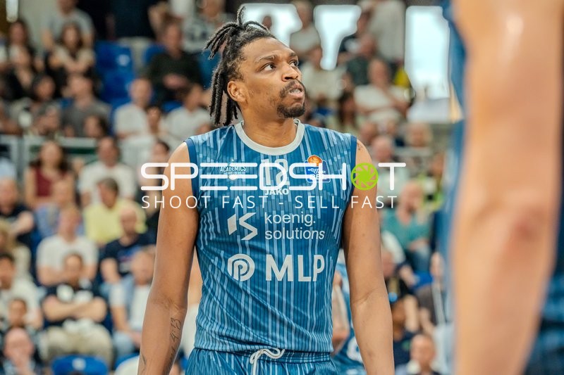 Osun Osunniyi (12; MLP Academics Heidelberg) in Aktion