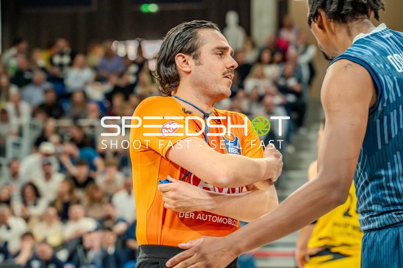 Schiedsrichter signalisiert im Spiel