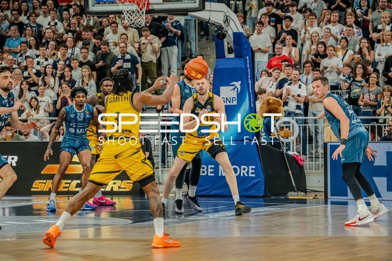 Intensive Spielszene mit Mateo Seric (21; MLP Academics Heidelberg) und Jonas Wohlfarth-Bottermann (18; MHP Riesen Ludwigsburg)