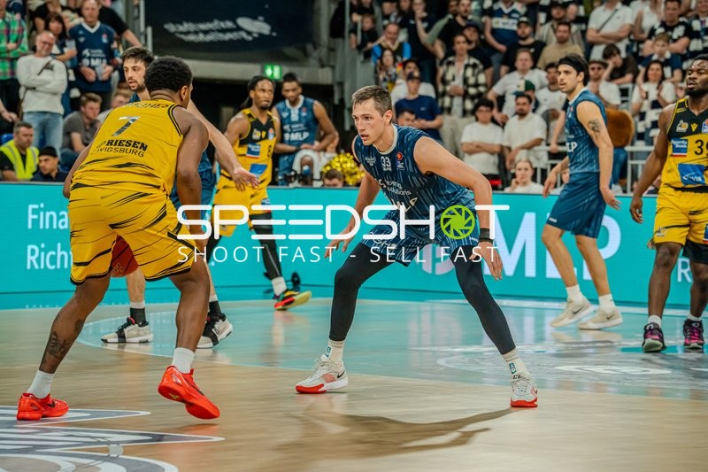 Zweikampf mit Ryan Mikesell (33; MLP Academics Heidelberg) und Maxwell Dongmo Temoka (39; MHP Riesen Ludwigsburg)