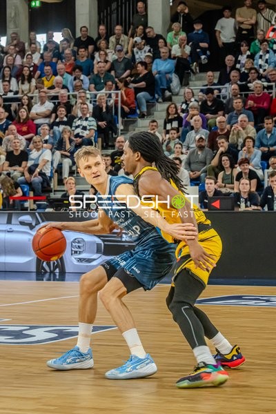 Dribbling von Niklas Würzner (2; MLP Academics Heidelberg) gegen Booker Coplin (9; MHP Riesen Ludwigsburg)