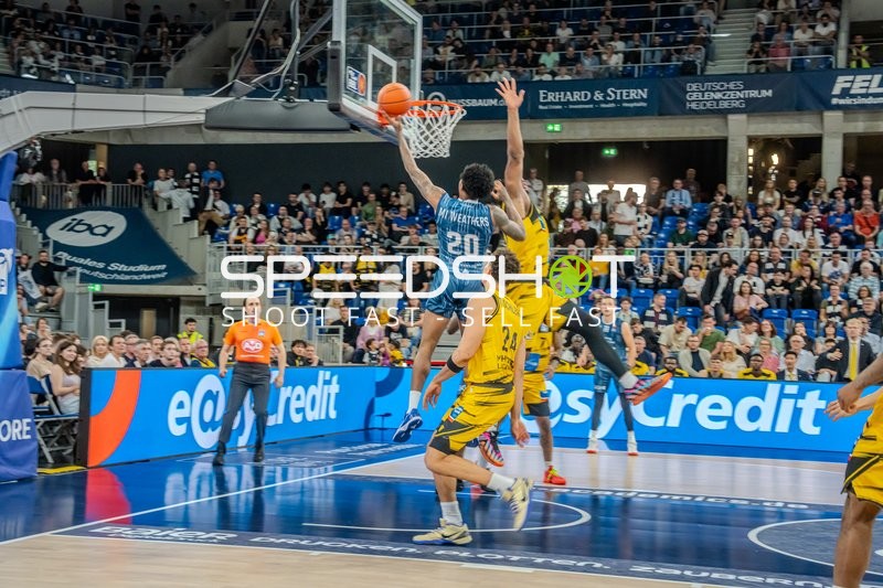 Wurf von Michael Weathers (20; MLP Academics Heidelberg) gegen Brandon Tischler (24; MHP Riesen Ludwigsburg)