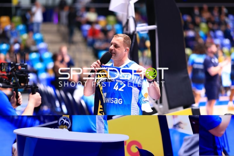 Moderation mit Trikot im SNP-Dome