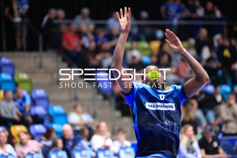 Wurfversuch von Logan Johnson (0; Frankfurt Skyliners)