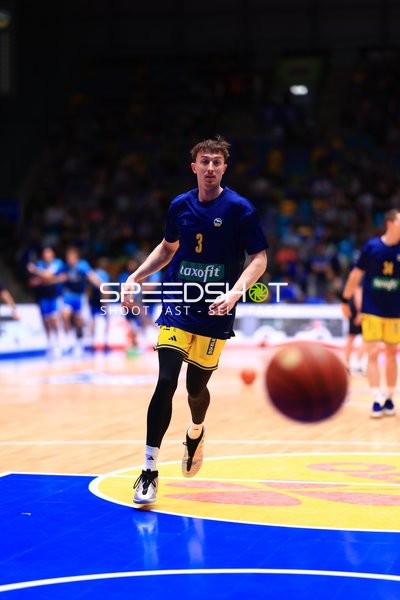 Dribbling von 3; Alba Berlin