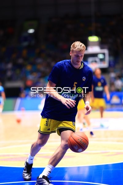 Dribbling von Sam Griesel (5; Alba Berlin) in der Süwag
