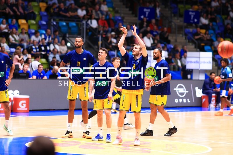 Spieler Norris Agbakoko (17; Alba Berlin), Malte Delow (6; Alba Berlin) und Jonas Mattisseck (9; Alba Berlin) in der Süwag