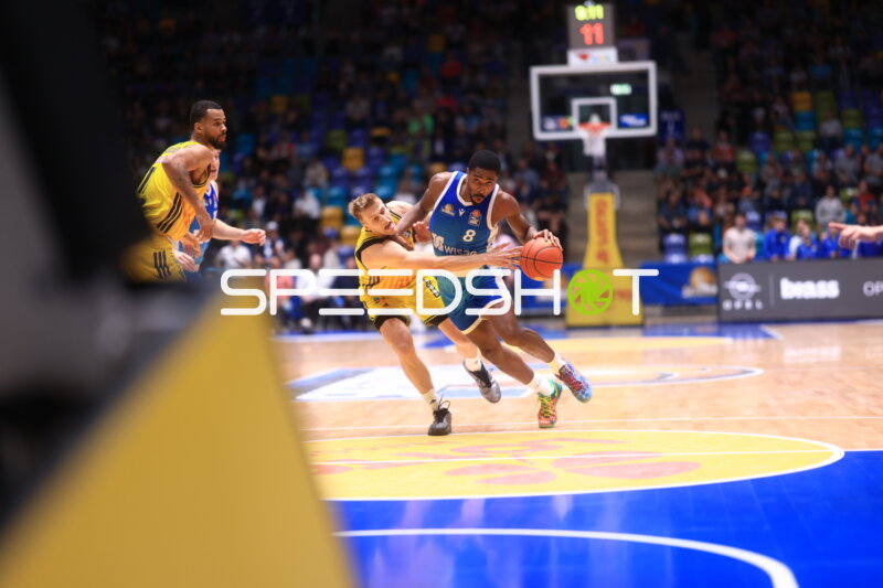 Schneller Angriff mit William Christmas (8; Frankfurt Skyliners) und Verteidigung von Norris Agbakoko (17; Alba Berlin) und Sam Griesel (5; Alba Berlin)