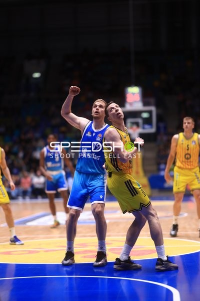 Reboundkampf zwischen Justin Bean (34; Alba Berlin) und Till Pape (19; Frankfurt Skyliners)