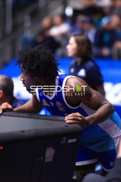 Spieler Isaiah Swope (1; Frankfurt Skyliners) an der Bande