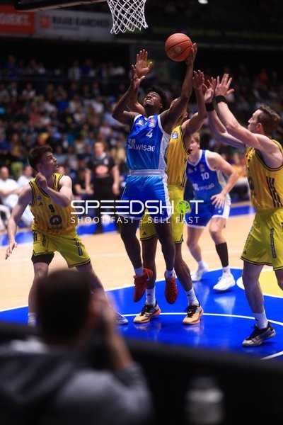 Sprungwurf von Nahiem Alleyne (4; Frankfurt Skyliners) gegen Jonas Mattisseck (9; Alba Berlin) und Justin Bean (34; Alba Berlin)