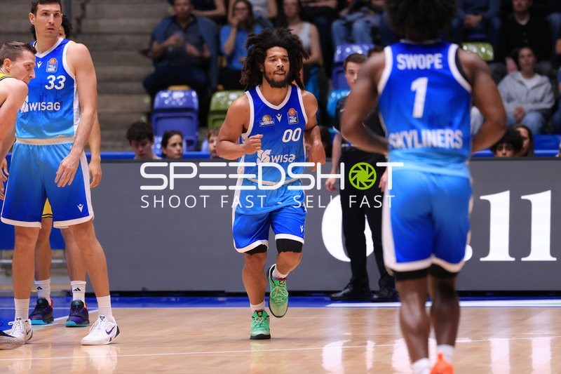 Spielszene mit Ryan Hawkins (33; Frankfurt Skyliners) und 34; Frankfurt Skyliners