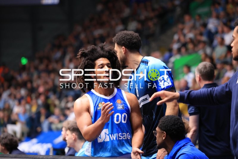 Spieler 00; Frankfurt Skyliners und 6; Frankfurt Skyliners am Spielfeldrand