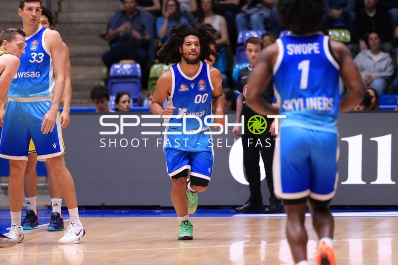 Spielszene mit Ryan Hawkins (33; Frankfurt Skyliners) und 34; Frankfurt Skyliners