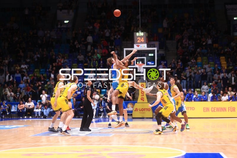 Sprungball zwischen Jonas Mattisseck (9; Alba Berlin) und Frankfurt Skyliners