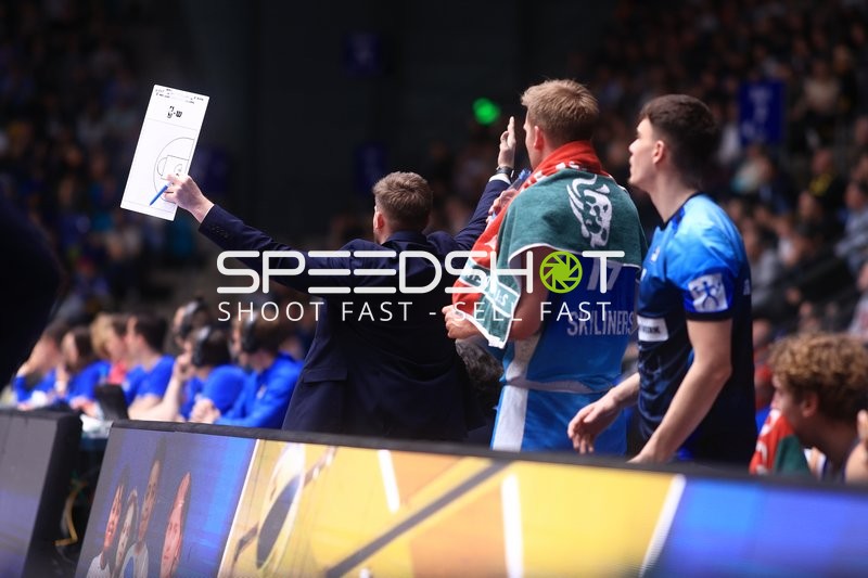 Trainer an der Seitenlinie mit 17; Frankfurt Skyliners