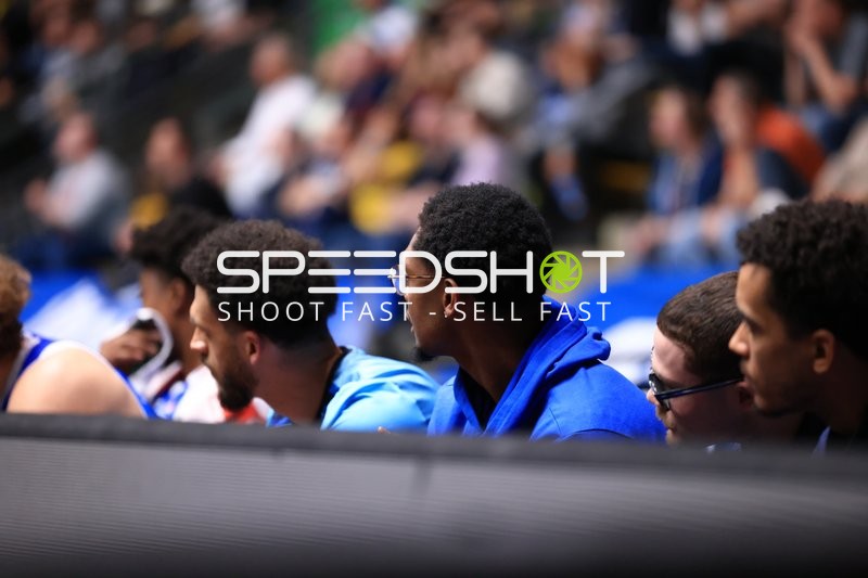 Spieler von Frankfurt Skyliners auf der Bank