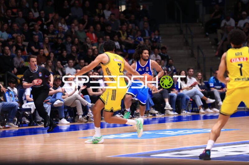 Spielszene mit Ryan Hawkins (33; Frankfurt Skyliners) und Jack Kayil (7; Alba Berlin)