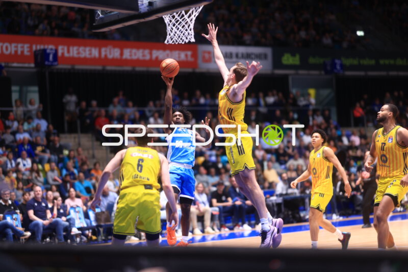 Sprungwurf von Isaiah Swope (1; Frankfurt Skyliners) über Norris Agbakoko (17; Alba Berlin)