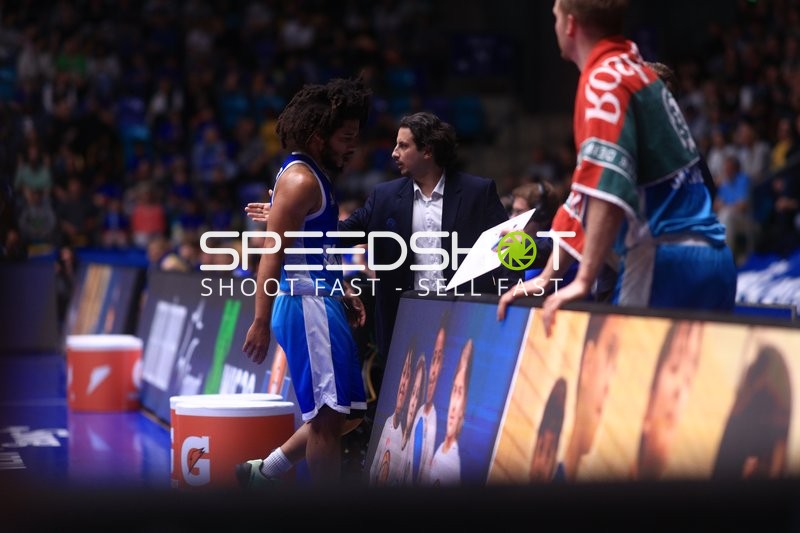 Co-Trainer Sepehr Tarrah (998; Frankfurt Skyliners) am Spielfeldrand