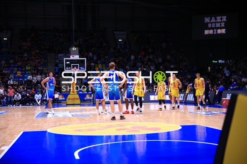 Spielszene mit Till Pape (19; Frankfurt Skyliners) und Sam Griesel (5; Alba Berlin)