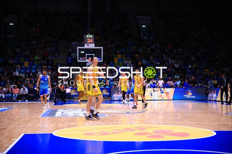 Spielszene mit Justin Bean (34; Alba Berlin) und Radii Caisin (16; Frankfurt Skyliners)