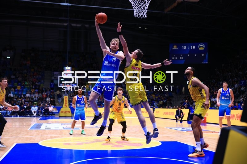 Sprungwurf von Till Pape (19; Frankfurt Skyliners) gegen Justin Bean (34; Alba Berlin) und Norris Agbakoko (17; Alba Berlin)