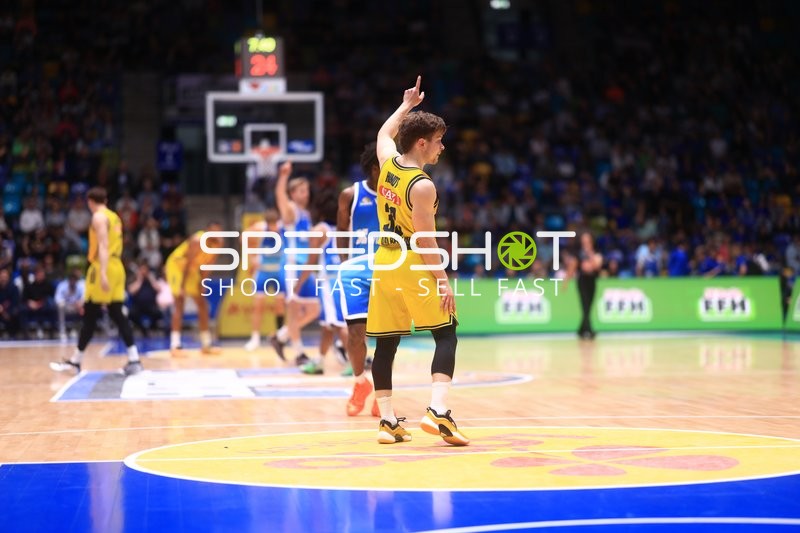 Spielszene mit 3; Alba Berlin und Nahiem Alleyne (4; Frankfurt Skyliners)