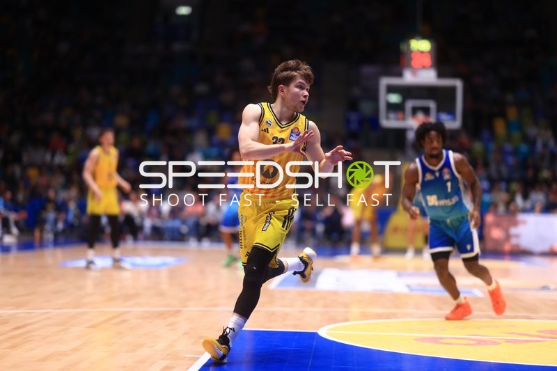 Schneller Angriff mit Bennet Hundt (33; Alba Berlin) und Isaiah Swope (1; Frankfurt Skyliners)