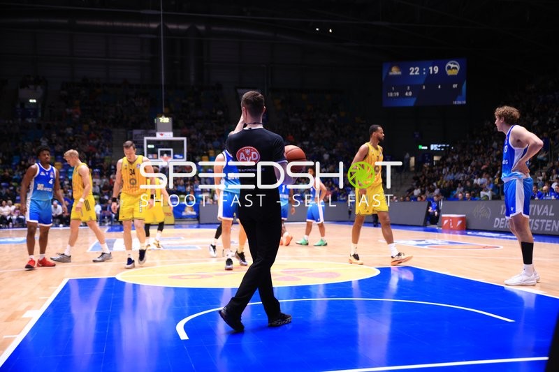 Spielszene mit Justin Bean (34; Alba Berlin) und Nahiem Alleyne (4; Frankfurt Skyliners)