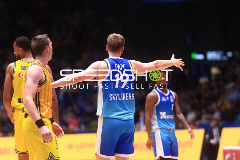 Spielszene mit Till Pape (19; Frankfurt Skyliners) und Norris Agbakoko (17; Alba Berlin)