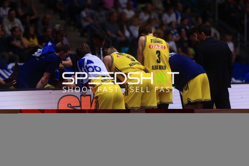 Timeout mit 3; Alba Berlin und Sam Griesel (5; Alba Berlin)