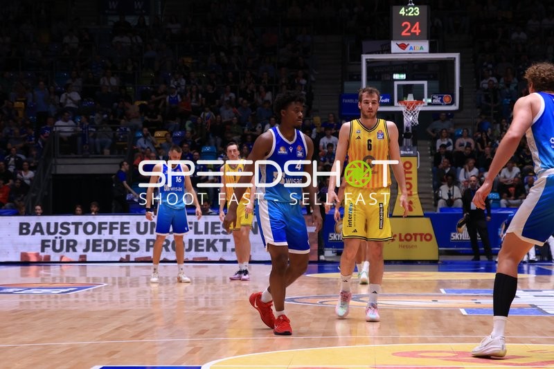 Spielszene mit Malte Delow (6; Alba Berlin) und Nahiem Alleyne (4; Frankfurt Skyliners)