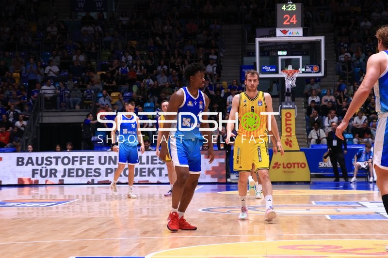 Spielszene mit Nahiem Alleyne (4; Frankfurt Skyliners) und Malte Delow (6; Alba Berlin)