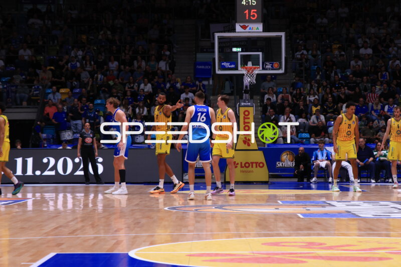 Spielszene mit Norris Agbakoko (17; Alba Berlin) und Malte Delow (6; Alba Berlin)