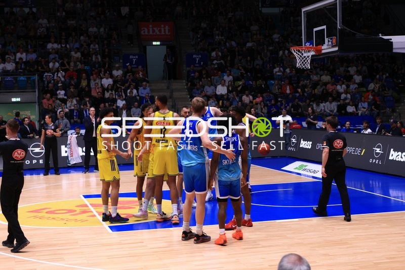 Szene mit Klaus Perwas (999; Frankfurt Skyliners) und Radii Caisin (16; Frankfurt Skyliners)