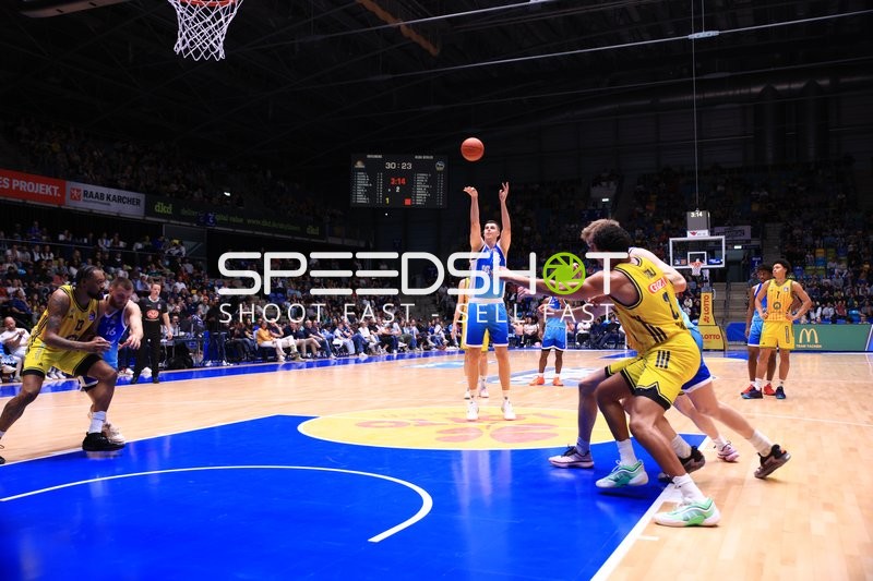 Wurf von Jacob Knauf (25; Frankfurt Skyliners) über Verteidigung