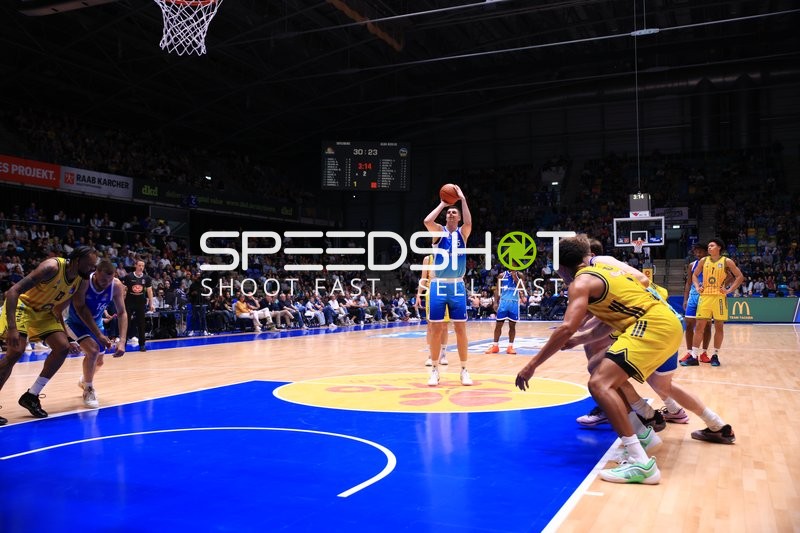 Freiwurf von Jacob Knauf (25; Frankfurt Skyliners) in der Süwag Arena