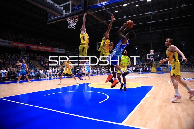 Malte Delow mit Wurfversuch