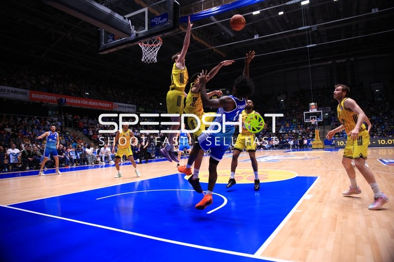 Wurfversuch von Isaiah Swope (1; Frankfurt Skyliners) gegen Malte Delow (6; Alba Berlin)