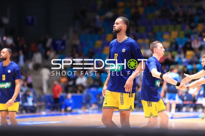 Aufwärmen mit Norris Agbakoko (17; Alba Berlin) und Justin Bean (34; Alba Berlin)