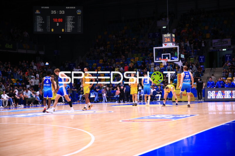 Spieler Norris Agbakoko (17; Alba Berlin) und Teamkollegen in der Süwag Arena